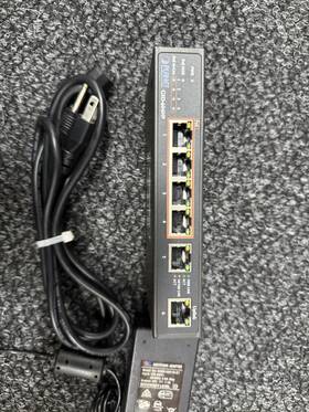 Planet 4-port 10/100/1000t Fsd-604hp 6-port Unmanaged Poe Switch 802.3af/at With Adapter